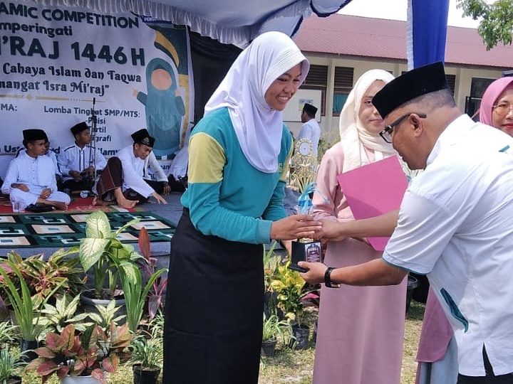 Kayasah Memenangkan Lomba Membaca Puisi di SMANSA