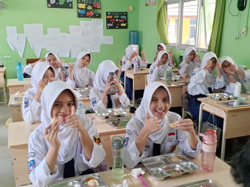 Santap Siang Bersama Siswa SMPN 6 Tanjungpandan Dalam Program Makan Bergizi Gratis (MBG)