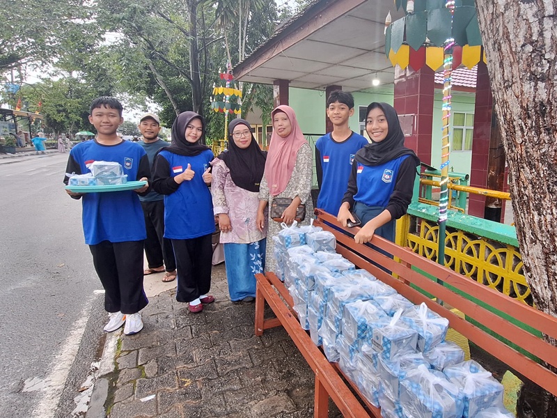 OSIS dan Rohis Bagikan Takjil Berbuka Puasa di Gema Ramadhan 1446 Hijriah